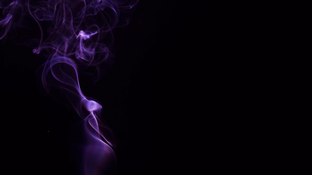 Abstrait violet fumée tourbillonne sur fond noir