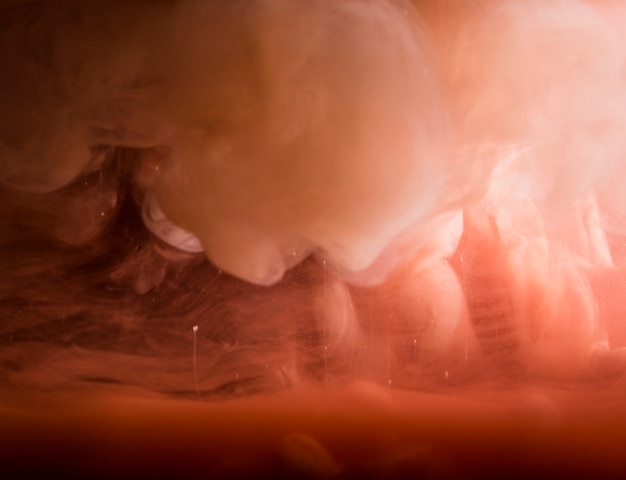 Photo gratuite abstraite lourde fumée rouge dans un liquide sombre