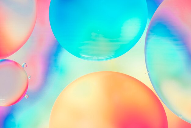 Abstraits bulles multicolores en écoulement
