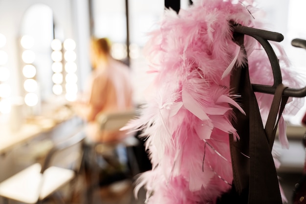 Photo gratuite accessoire drag queen avec plumes