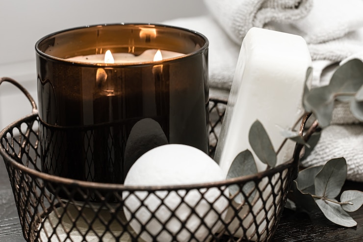 Photo gratuit accessoires de bain et une bougie allumée. concept de soins et d'hygiène corporelle.