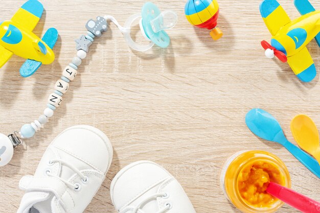 Accessoires bébé pour la santé, jouer et se nourrir sur table. Mise à plat. Concept bébé ou enfants.