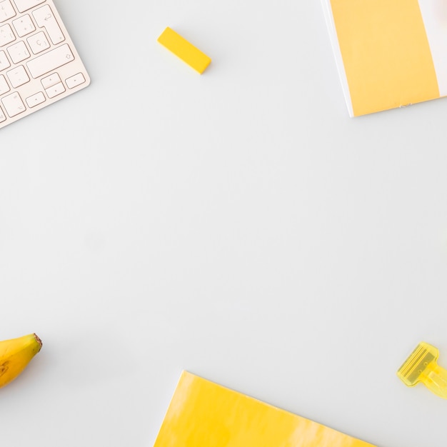 Accessoires de bureau dispersés sur la table