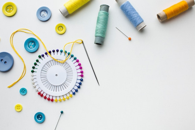 Accessoires colorés pour l'espace de copie et la mercerie