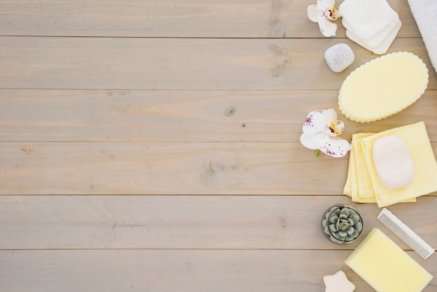 Photo gratuite accessoires de douche sur table en bois