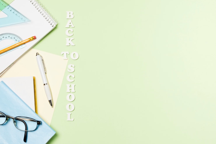 Photo gratuit accessoires d&#39;école sur fond vert clair