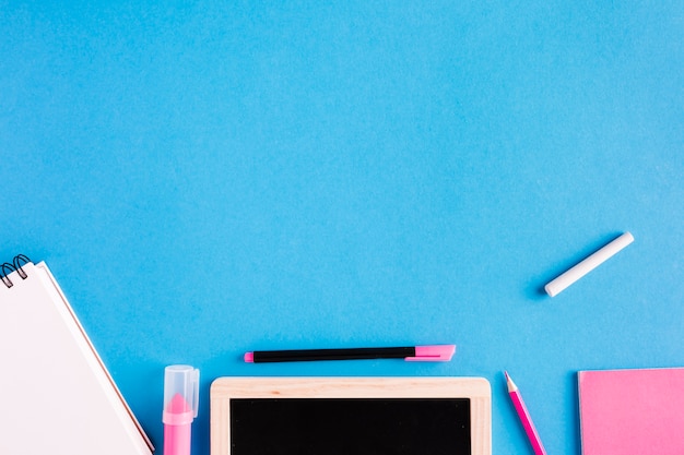 Photo gratuite accessoires écrits sur le bureau