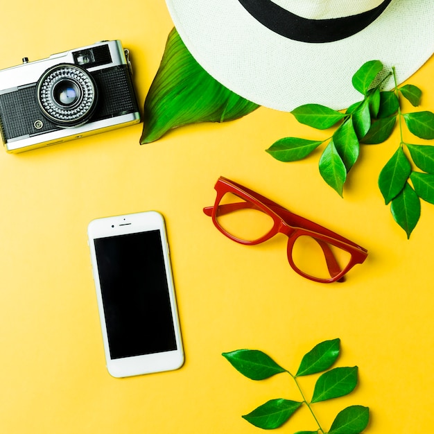 Accessoires d&#39;été sur fond jaune