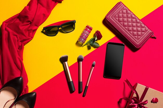 accessoires féminins, maquillage, lunettes de soleil et smartphone, vue de dessus