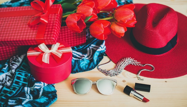 Accessoires De Femme Et Tulipes Rouges Sur Table