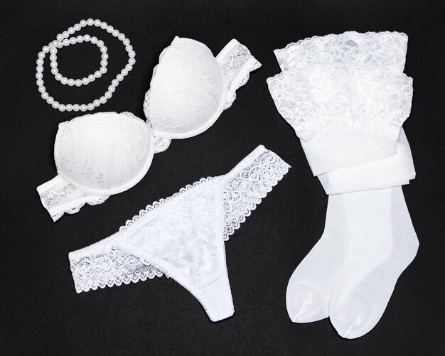 Accessoires femmes. ensemble de sous-vêtements blancs pour femmes avec collier de perles sur fond noir