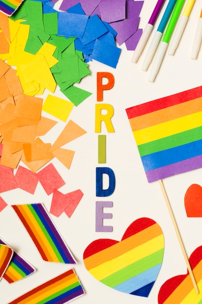 Accessoires de fierté gay sur la table