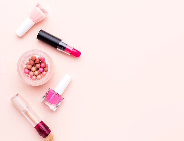 Accessoires de maquillage vue de dessus avec espace copie