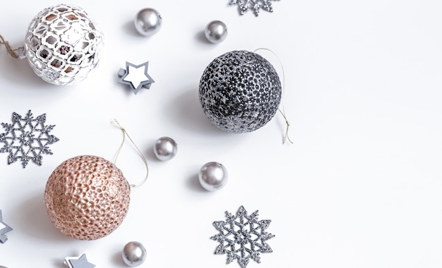 Accessoires de Noël ou du nouvel an sur vue isométrique de mur blanc. Vacances, cadeaux, mur, place pour le texte, flatlay