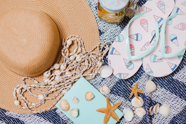 Photo gratuit accessoires de plage et coques décoratives