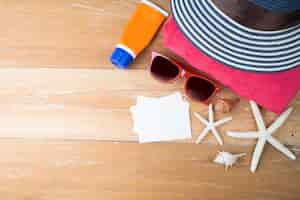 Photo gratuite accessoires de plage de voyage d'été sur la planche de bois