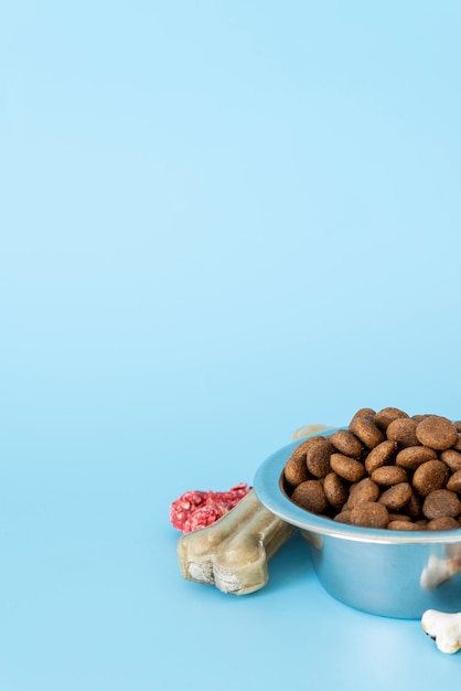 Accessoires pour animaux nature morte avec bol de nourriture et os à mâcher