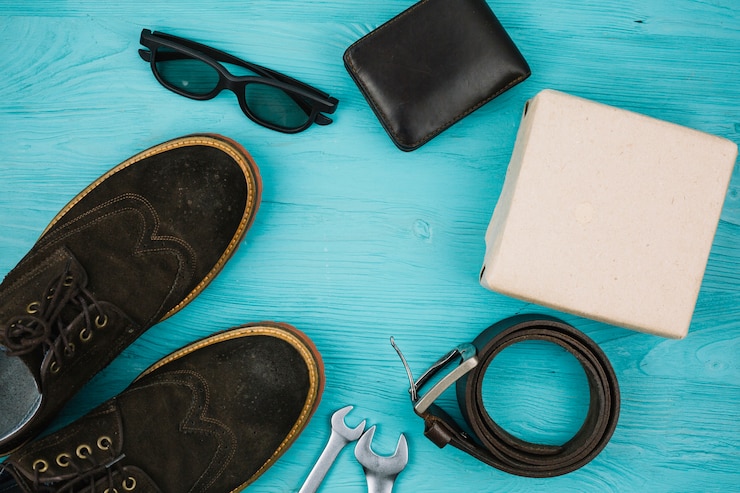 Photo gratuit accessoires pour hommes près de la boîte et des chaussures