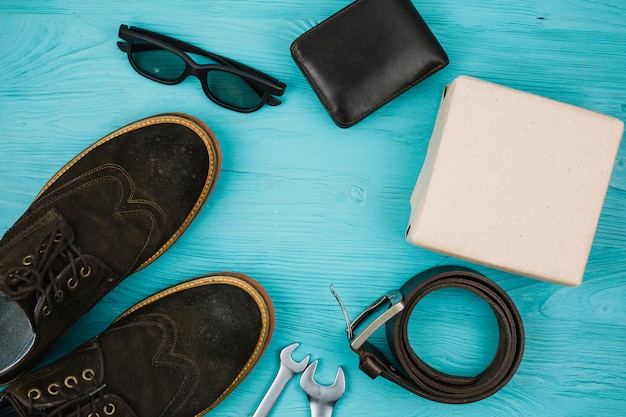 Accessoires pour hommes près de la boîte et des chaussures