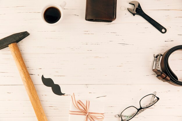 Accessoires pour hommes près d&#39;un cadeau et d&#39;une tasse