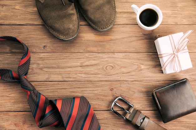 Accessoires pour hommes près du cadeau et de la tasse