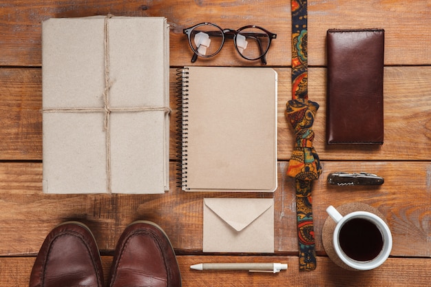 Accessoires pour hommes sur la table en bois