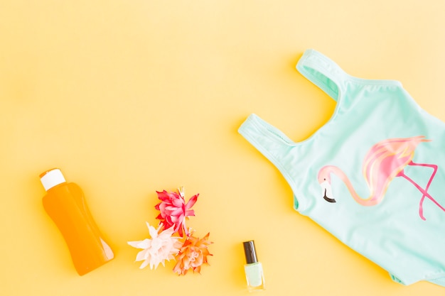 Photo gratuite accessoires pour vacances d'été à la plage sur fond jaune