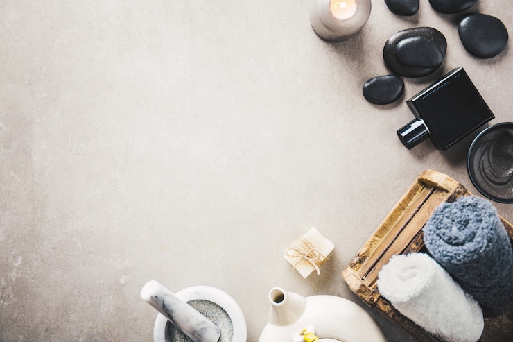 Photo gratuit accessoires de spa sur fond gris