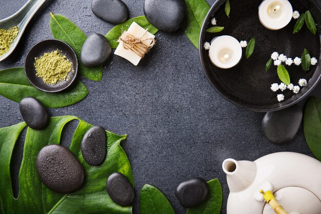 Accessoires de spa sur fond humide foncé