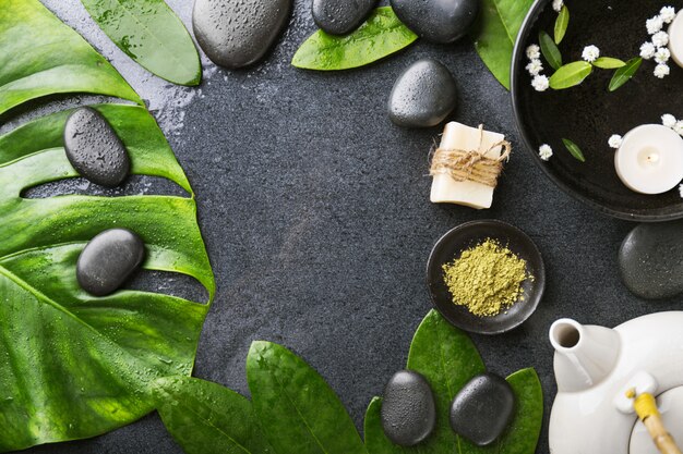 Accessoires de spa sur fond humide foncé