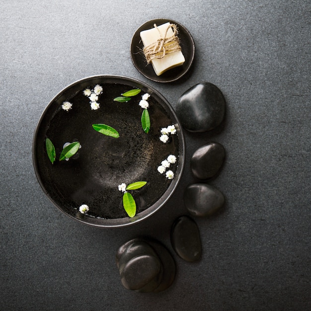 Accessoires de spa sur fond sombre