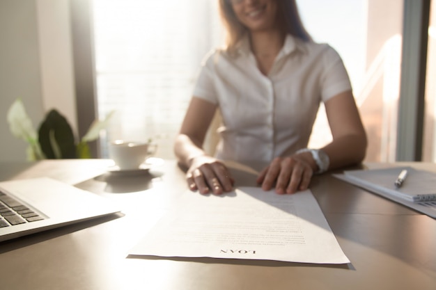 Accord de prêt entre employé de banque, focus sur document, gros plan