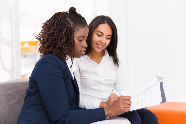 Accord de signature entre partenaires féminines