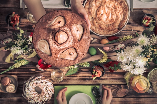 Photo gratuite accueil fête d'amis ou de famille à la table de fête