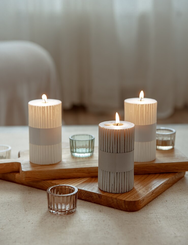 Photo gratuit accueil nature morte avec des bougies allumées comme détails de décoration intérieure.