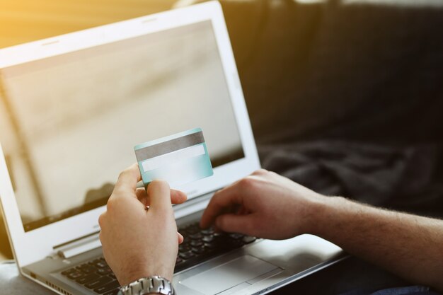 Achat Internet. Personne achetant dans une boutique en ligne avec carte de crédit