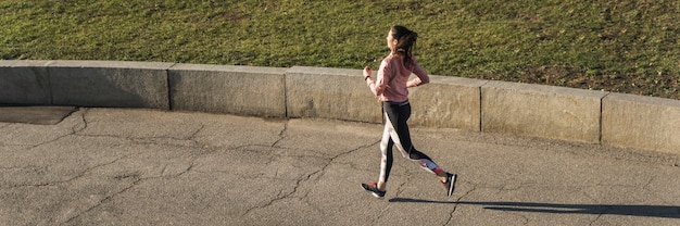 Photo gratuite active jeune femme jogging en plein air