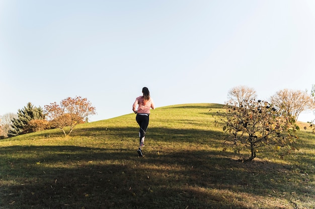 Photo gratuite active jeune femme qui court dans le parc