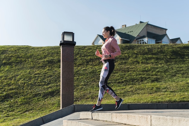 Active jeune femme qui court en plein air