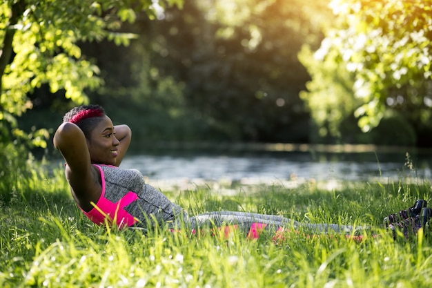 Activité ethnique permanente de la fille forestière