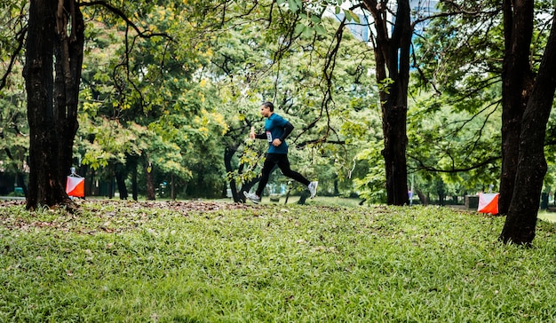 Photo gratuite activité de point de contrôle de course d'orientation en plein air