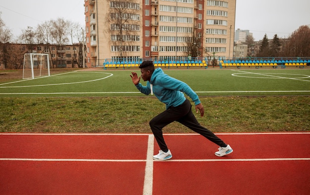 Adolescent actif jogging à l'extérieur