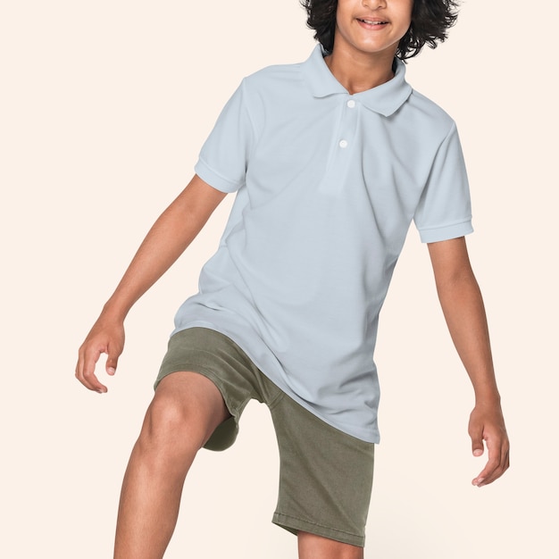 Photo gratuite adolescent afro-américain en t-shirt bleu shoot de vêtements pour jeunes