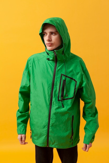 Adolescent à angle élevé portant une veste verte