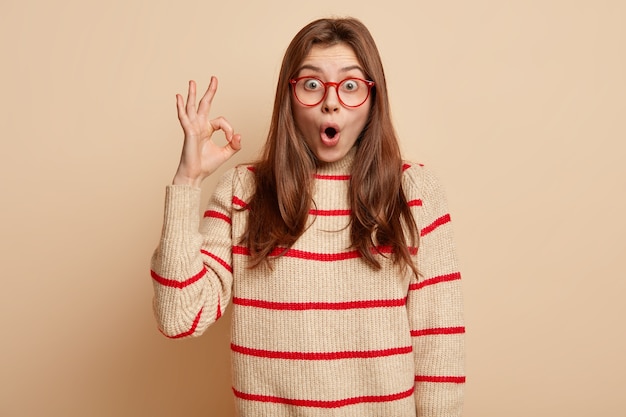 Adolescent au gingembre portant des lunettes rouges