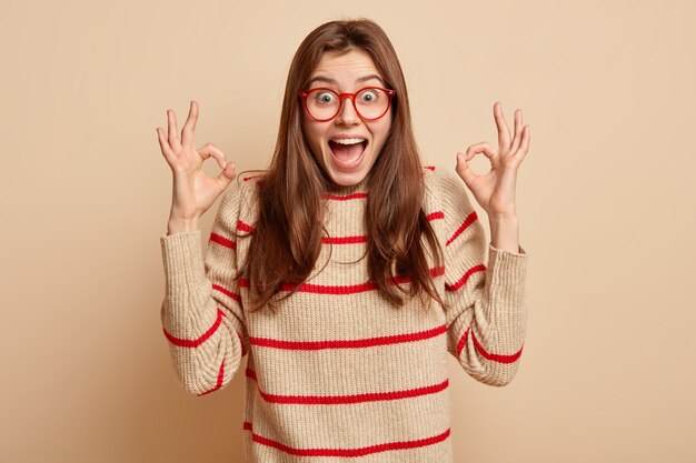 Adolescent au gingembre portant des lunettes rouges