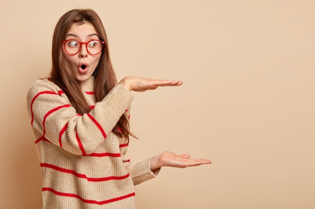 Adolescent au gingembre portant des lunettes rouges