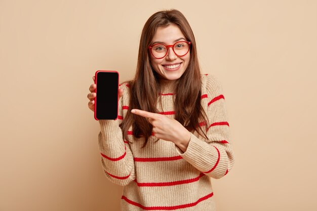 Adolescent au gingembre portant des lunettes rouges