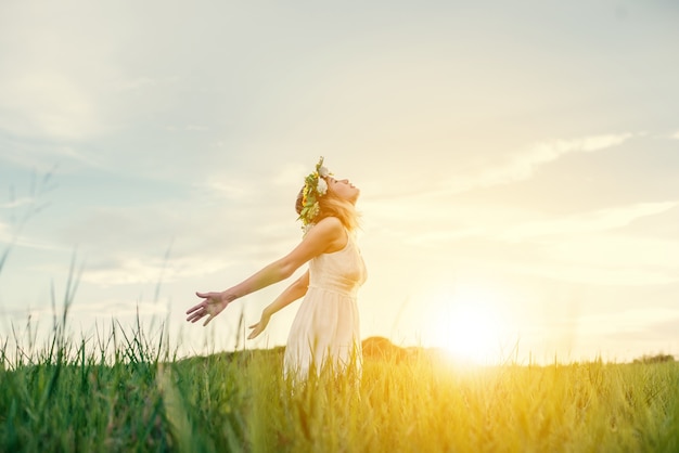 Photo gratuite adolescent calme avec soleil fond