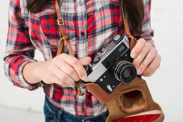 Photo gratuite adolescent avec caméra